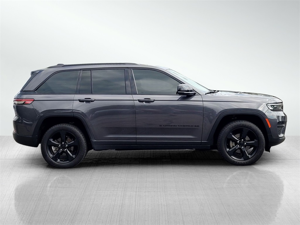 2022 Jeep Grand Cherokee Altitude photo 2