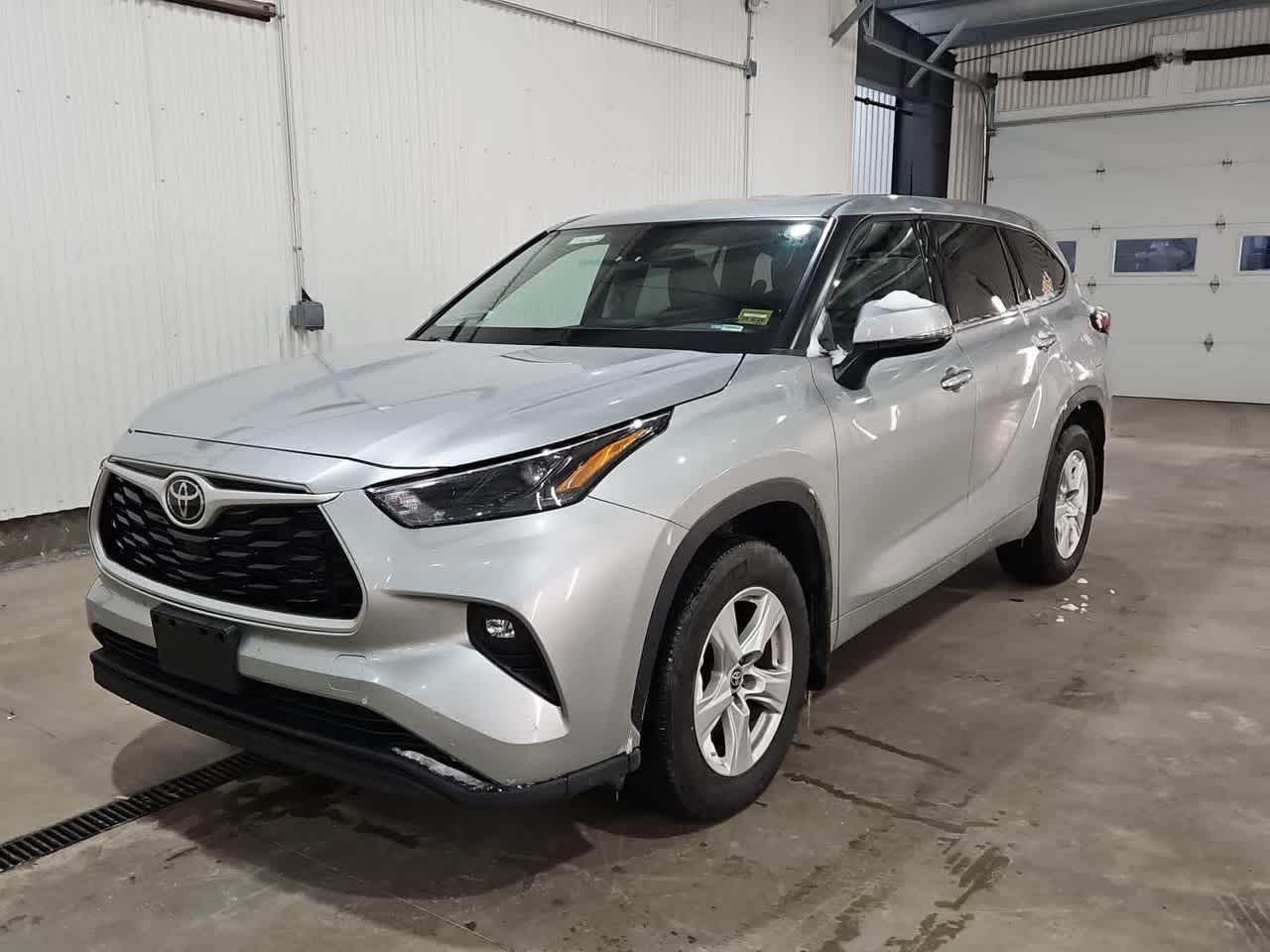 2022 Toyota Highlander LE's photo