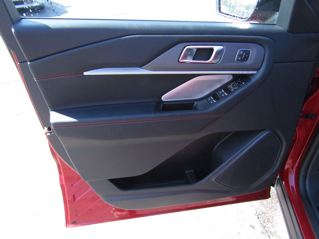 2025 Ford Explorer ST photo 9