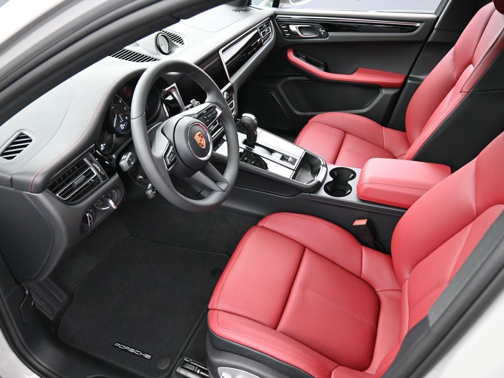 2026 Porsche Macan T photo 3