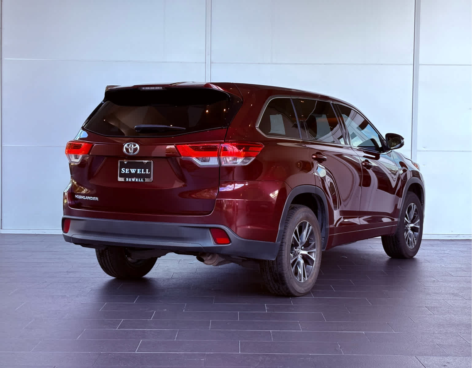 2017 Toyota Highlander LE photo 4