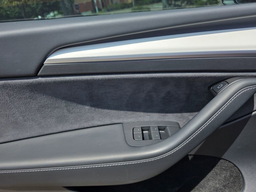2025 Tesla Model Y Long Range photo 14