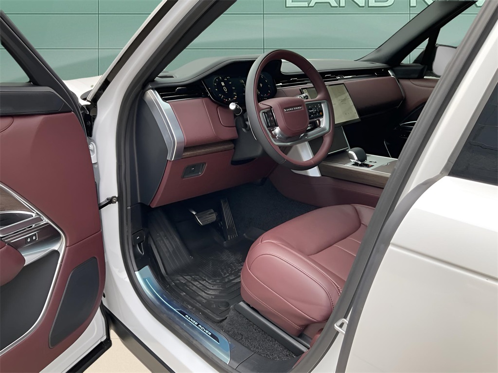2025 Land Rover Range Rover SE photo 12