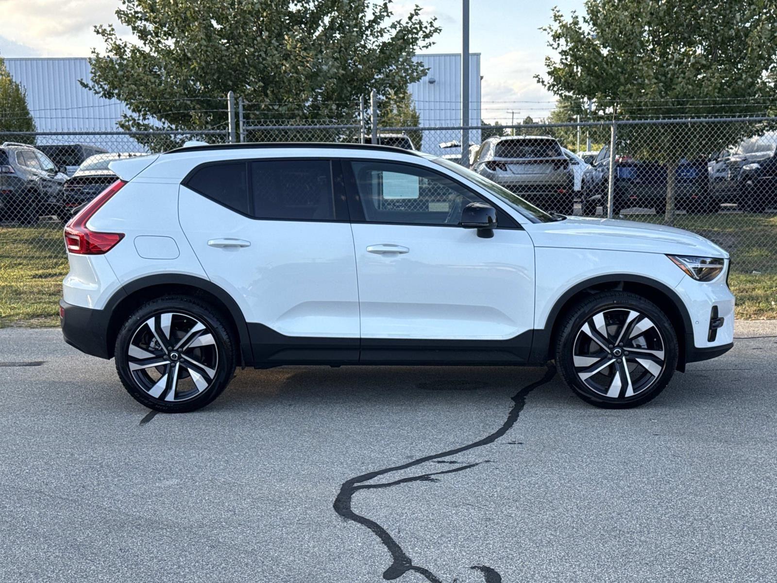 2025 Volvo XC40 photo 2