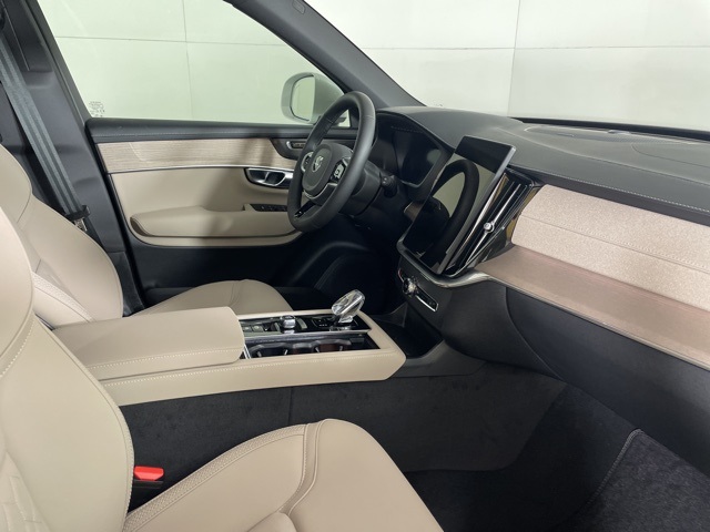 2025 Volvo XC90 B5 AWD Plus photo 14
