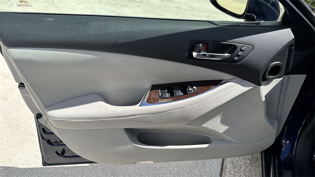 2011 Lexus ES 350 photo 35