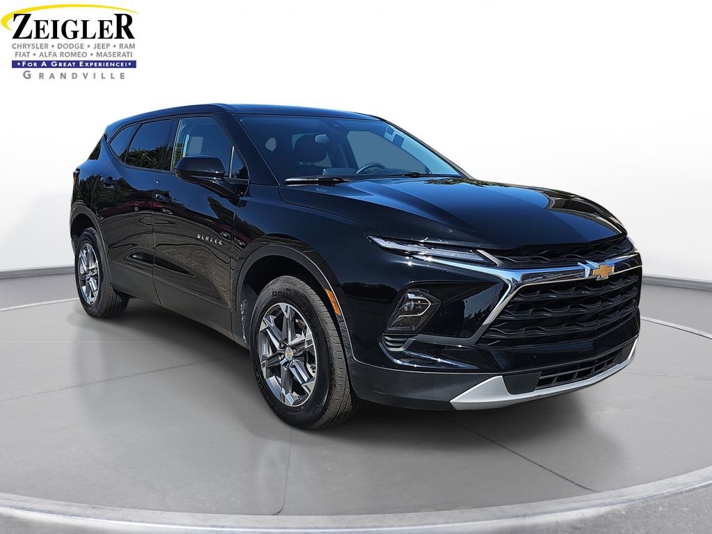 2025 Chevrolet Blazer 2LT photo 3