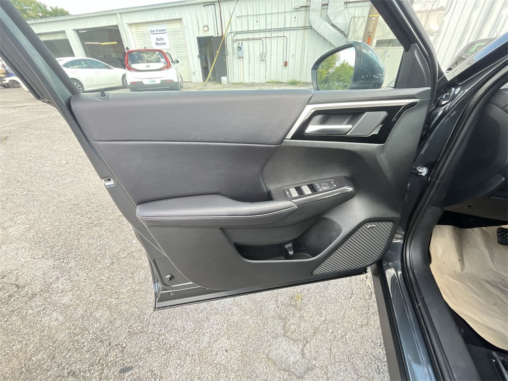 2025 Mitsubishi Outlander SE photo 4