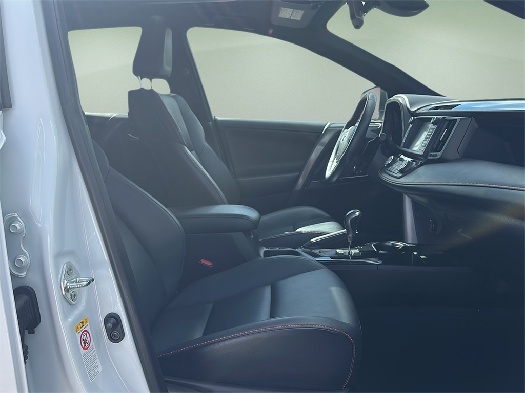 2017 Toyota RAV4 SE photo 19