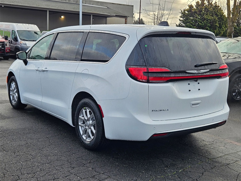 2026 Chrysler Pacifica photo 4