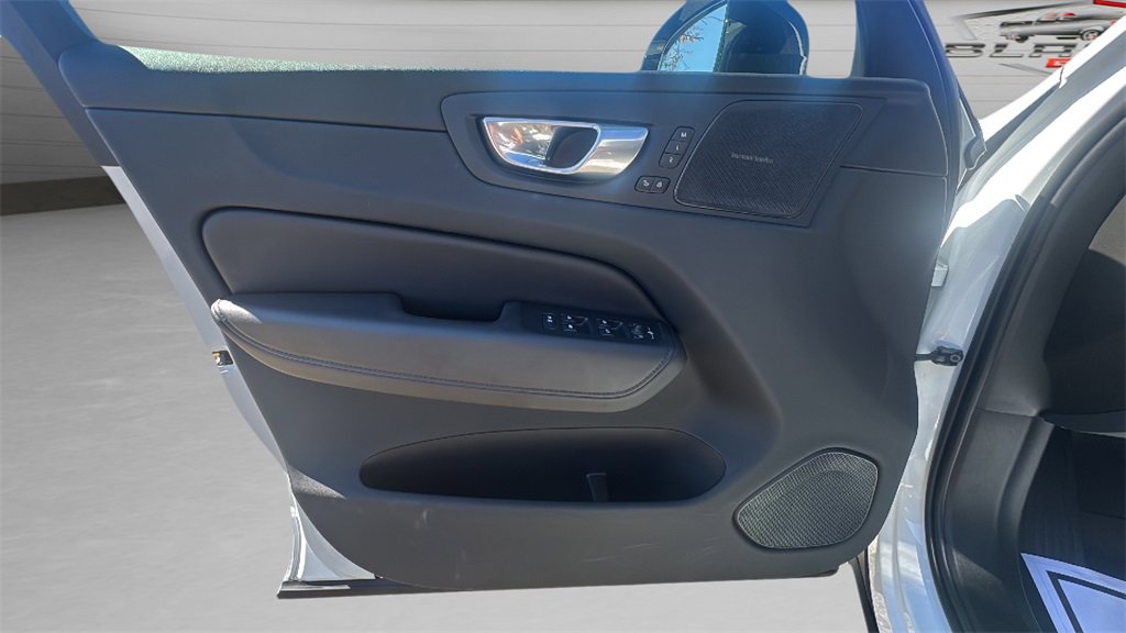 2024 Volvo XC60 B5 Plus photo 18