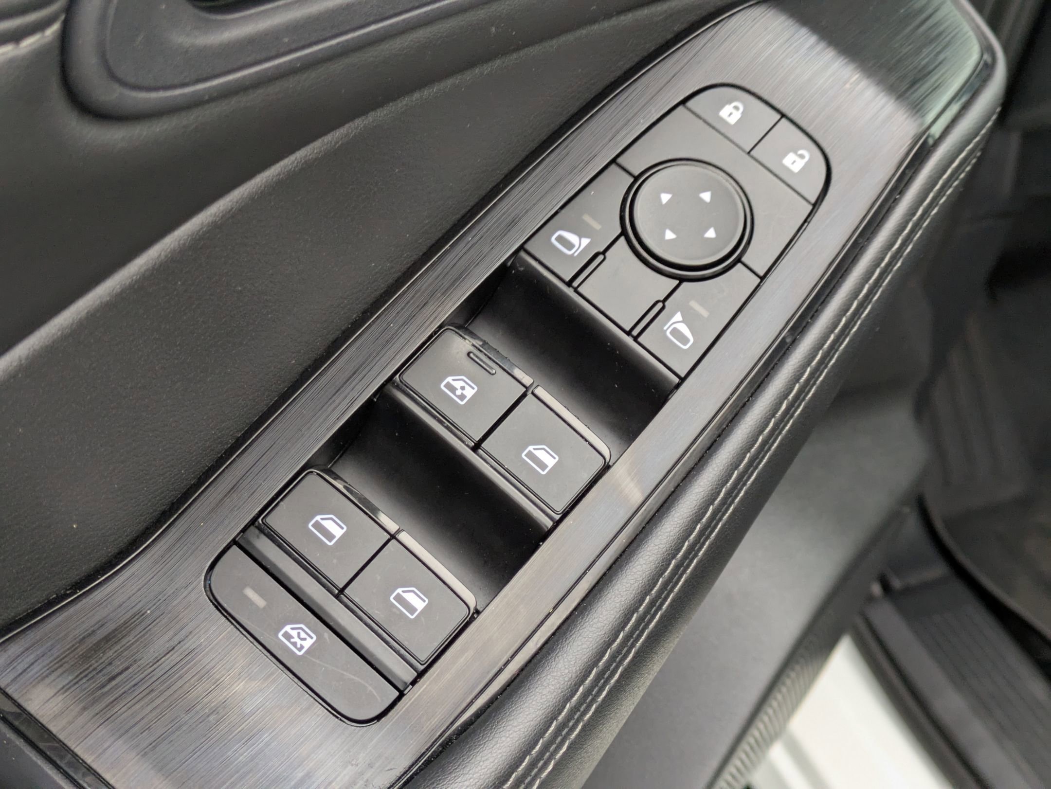 2023 Nissan Rogue SV photo 11