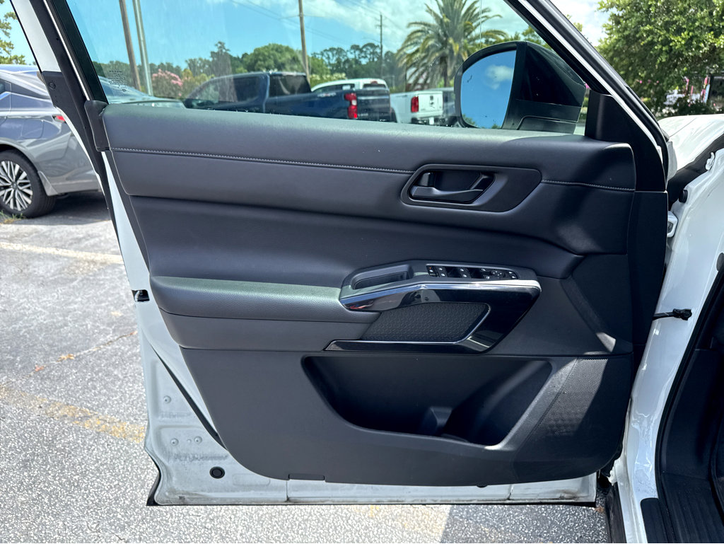 2024 Nissan Pathfinder S photo 19
