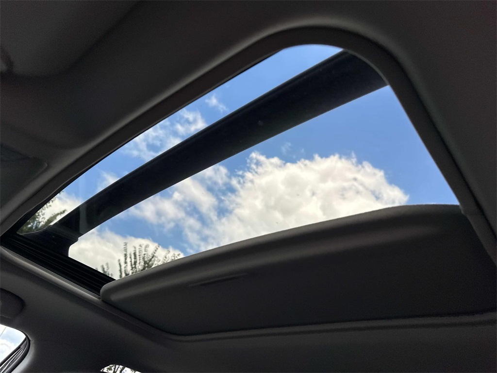 2021 Toyota RAV4 Hybrid XLE photo 4