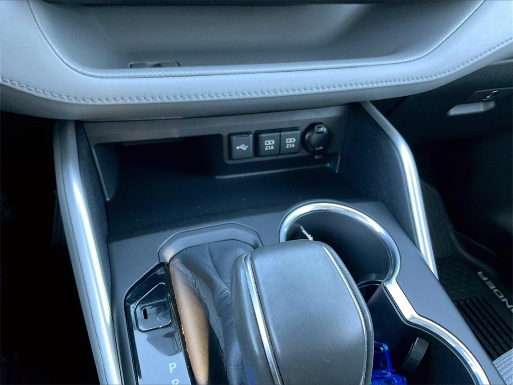 2020 Toyota Highlander Hybrid LE photo 25