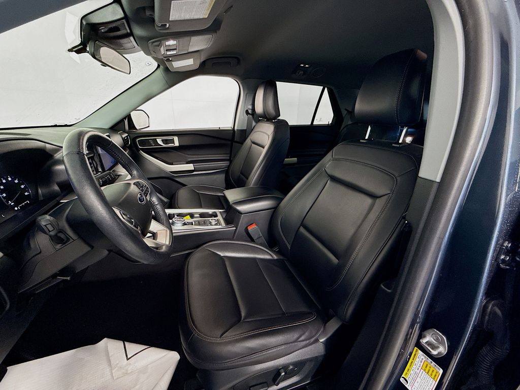 2023 Ford Explorer XLT photo 2