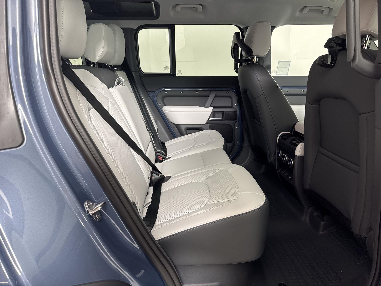 2025 Land Rover Defender 110 S photo 27