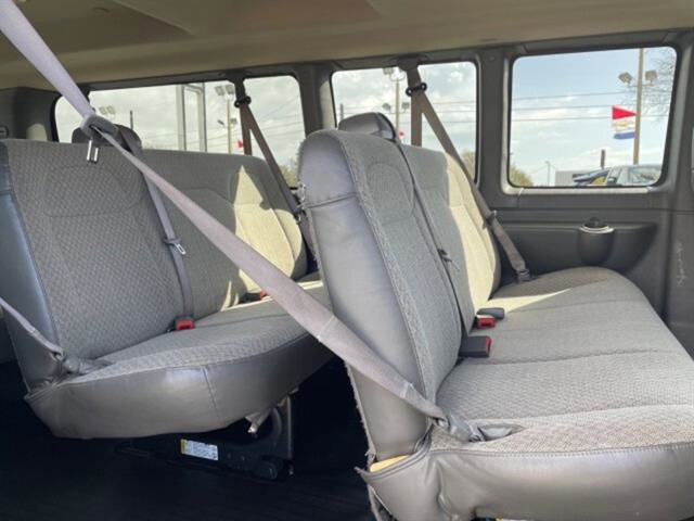 2022 Chevrolet Express Passenger 3500 photo 9