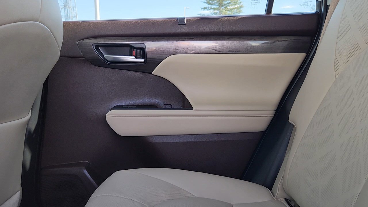 2022 Toyota Highlander Platinum photo 16