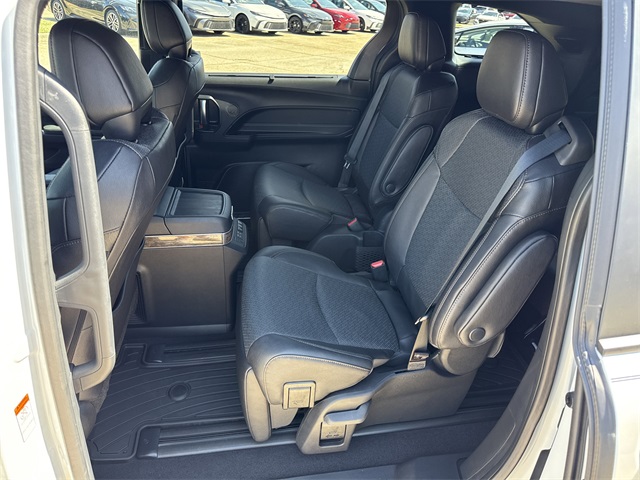 2025 Toyota Sienna Platinum photo 15