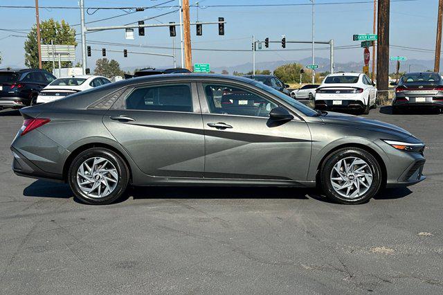 2025 Hyundai Elantra Blue SEL Sport photo 3