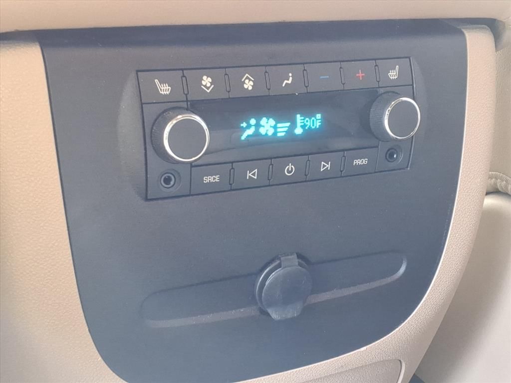 2011 Chevrolet Suburban 1500 LT photo 4