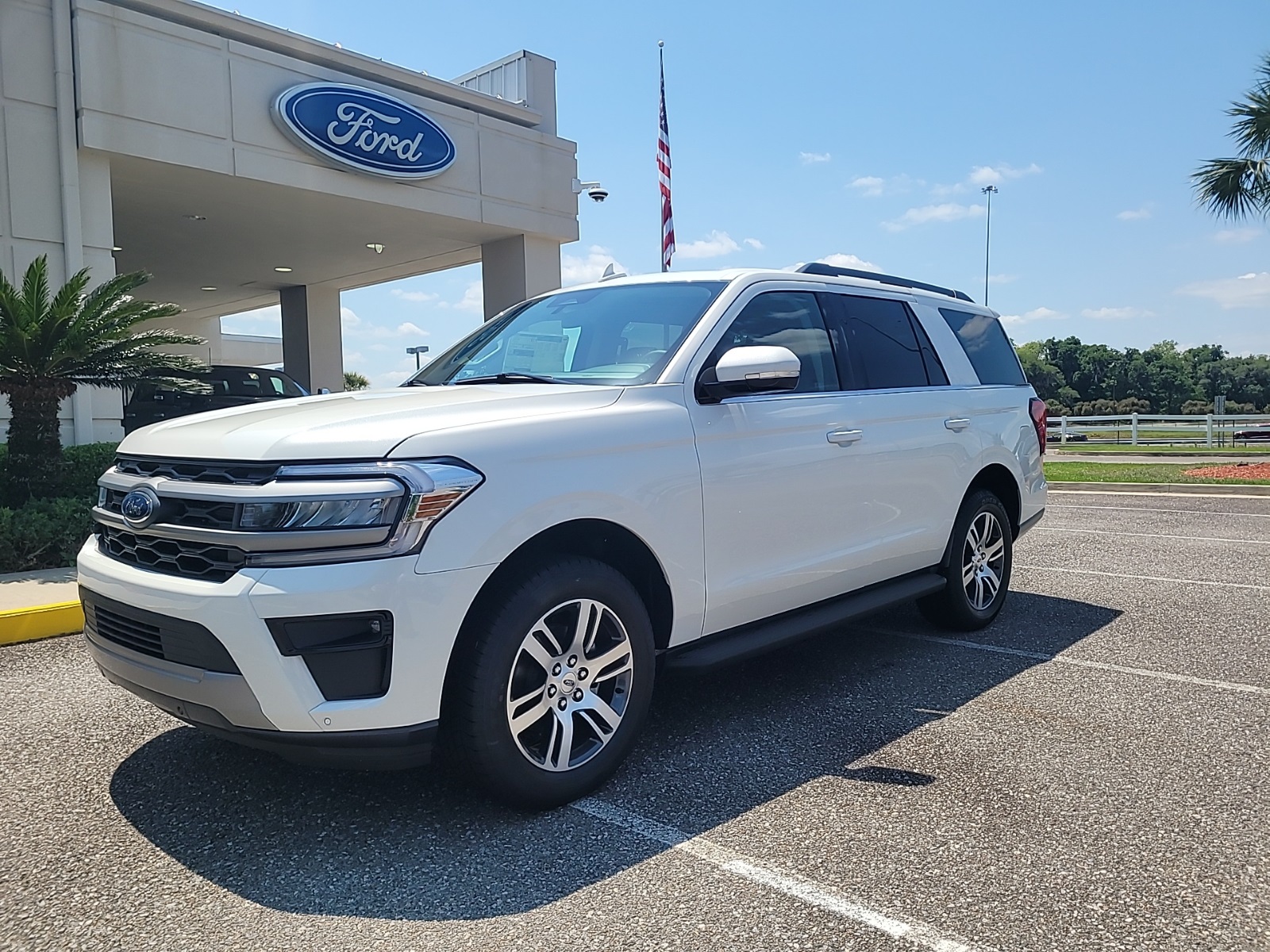 New 2024 Star White Metallic Tri-Coat Ford XLT image 1