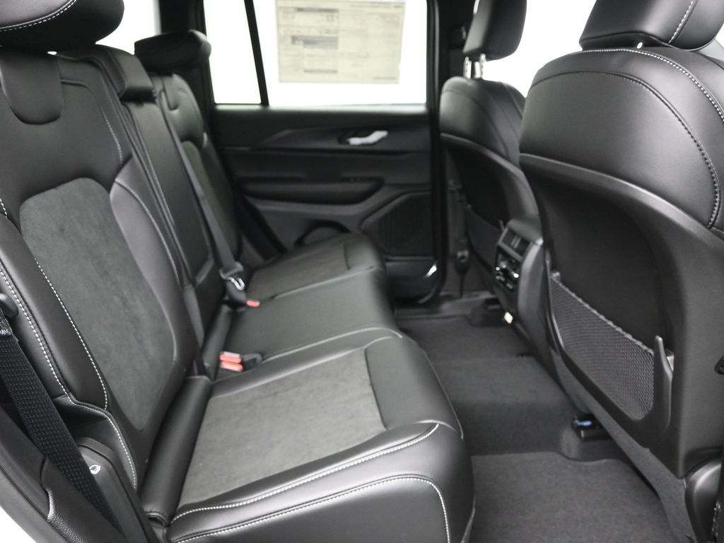 2025 Jeep Grand Cherokee Altitude photo 6