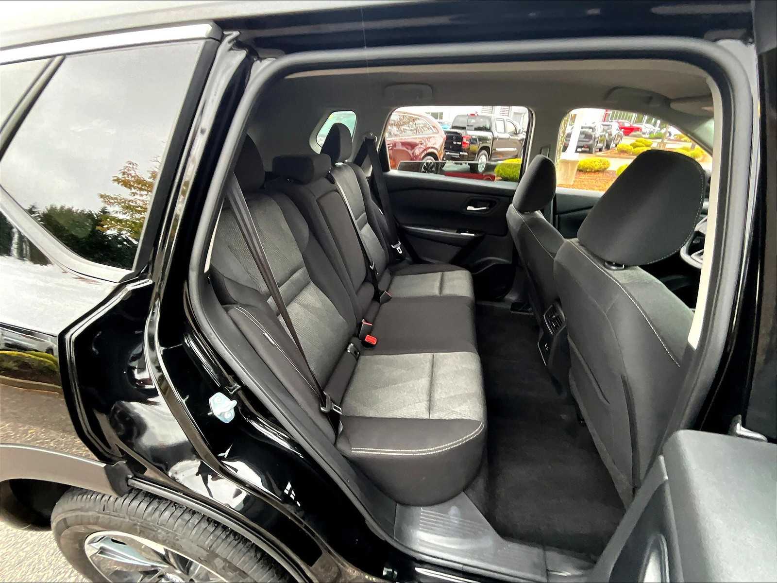 2025 Nissan Rogue SV photo 16