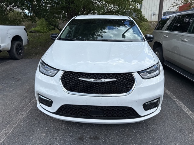 2024 Chrysler Pacifica Touring L photo 2