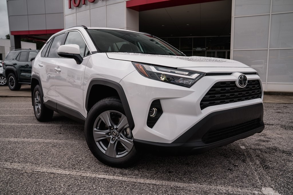 2025 Toyota RAV4 XLE's photo