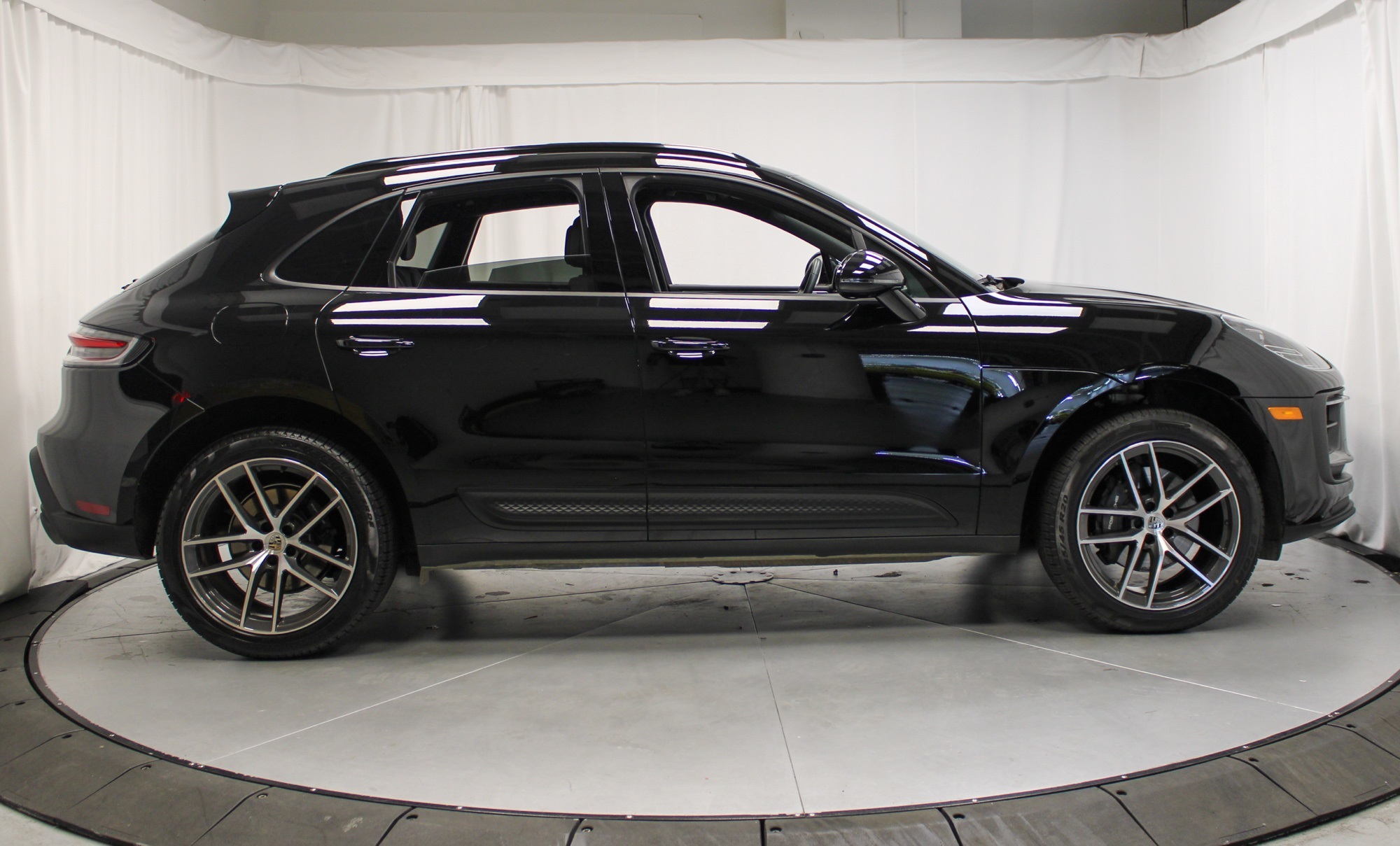 2025 Porsche Macan Base photo 10