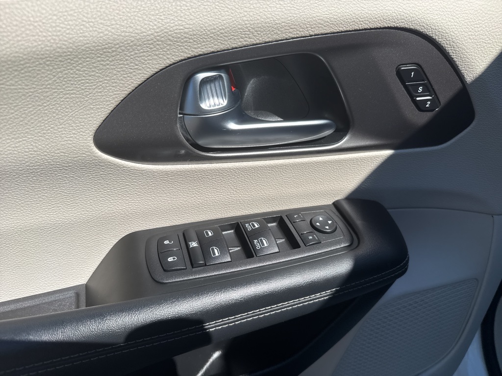 2023 Chrysler Pacifica Touring L photo 13