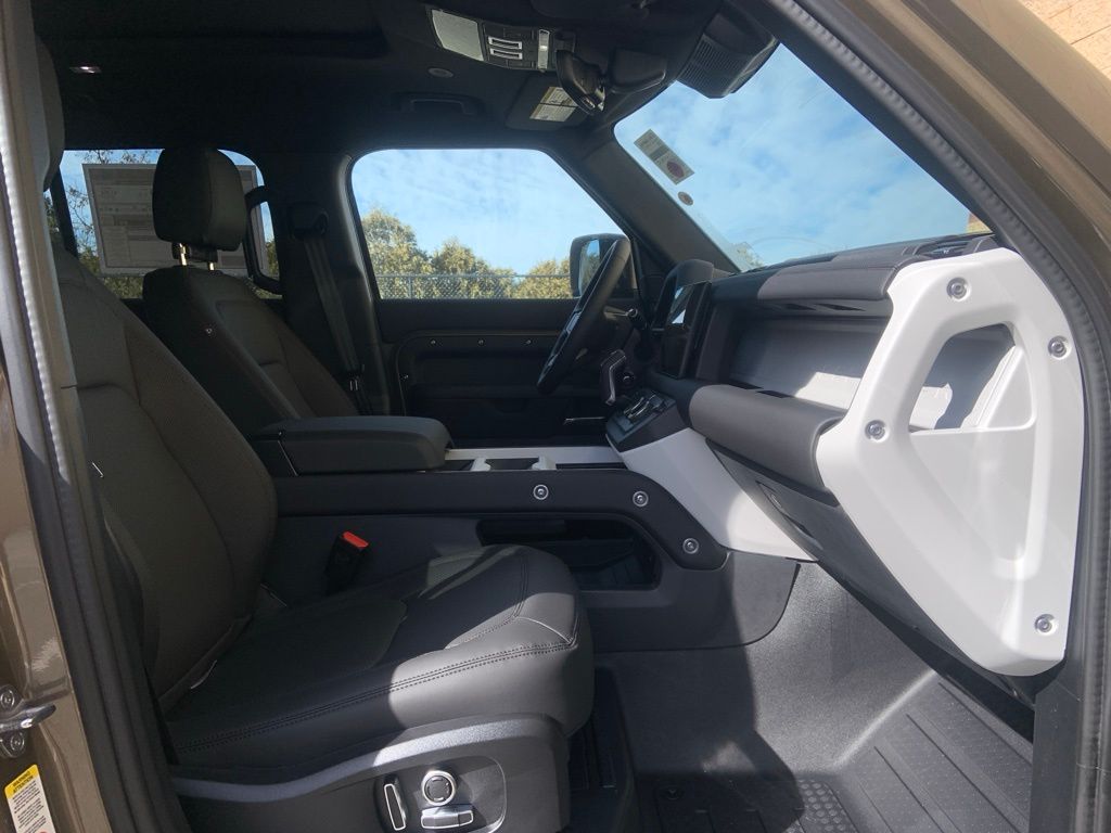 2025 Land Rover Defender 130 X-Dynamic SE photo 11