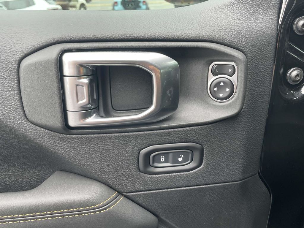 2025 Jeep Wrangler Sahara photo 22