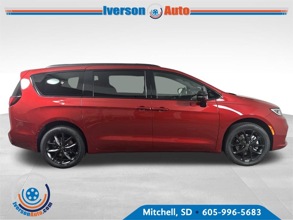 2026 Chrysler Pacifica Limited photo 9