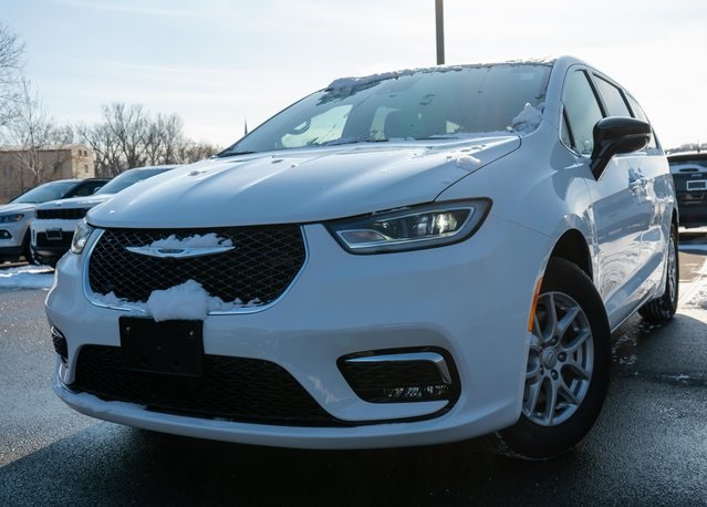 2026 Chrysler Pacifica Select's photo