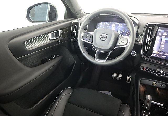 2022 Volvo XC40 R-Design photo 10