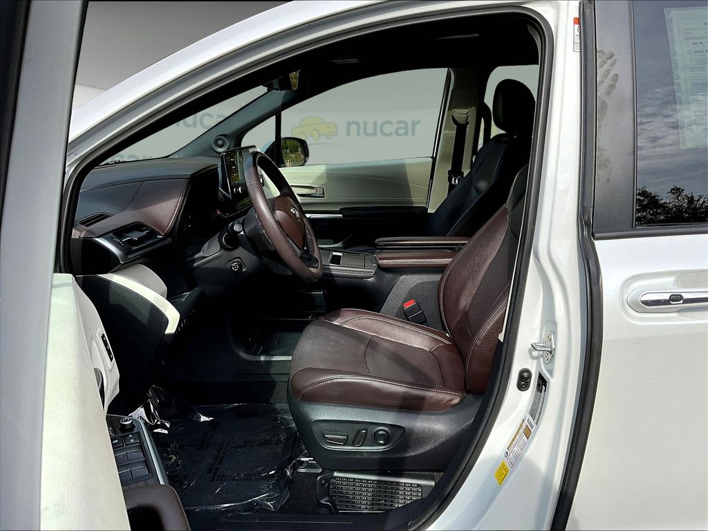 2022 Toyota Sienna Platinum photo 12