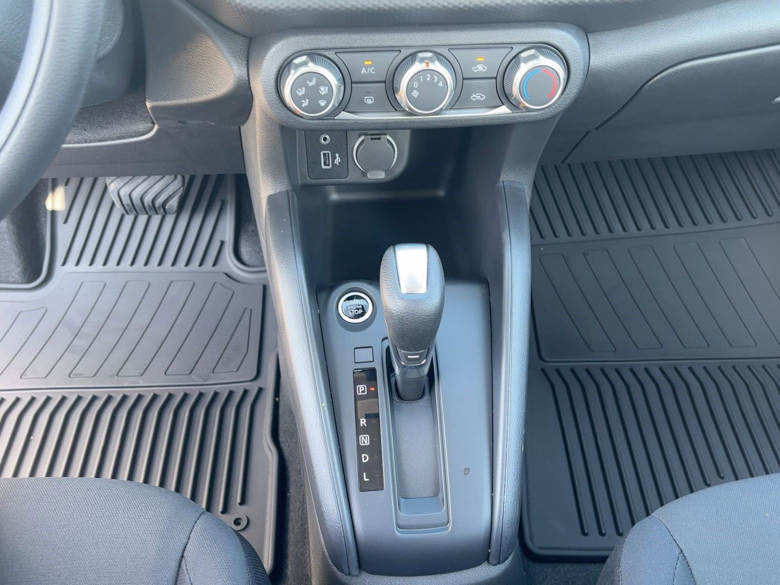 2025 Nissan Kicks Play S photo 17