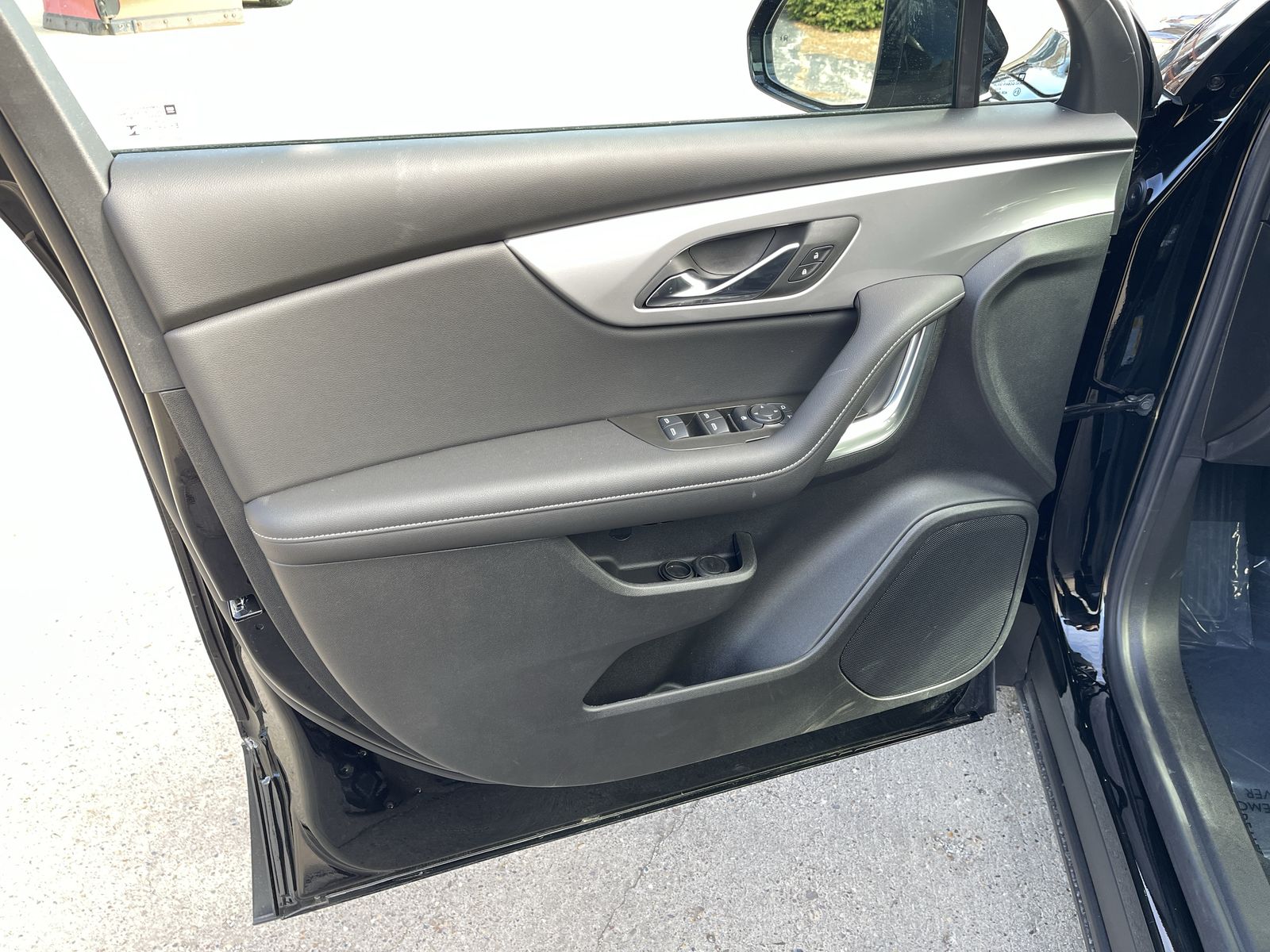 2025 Chevrolet Blazer 2LT photo 2