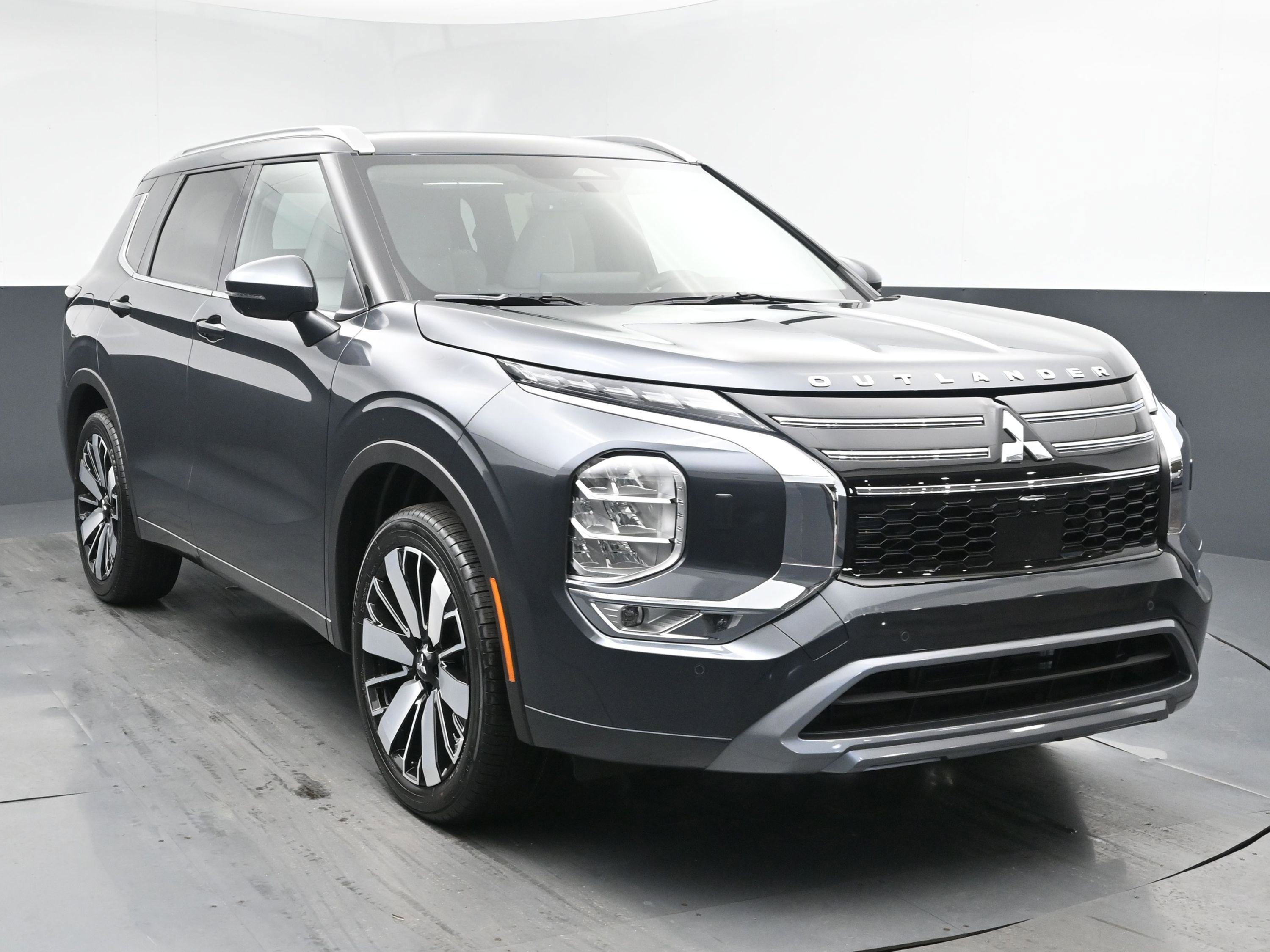 2025 Mitsubishi Outlander SEL photo 2