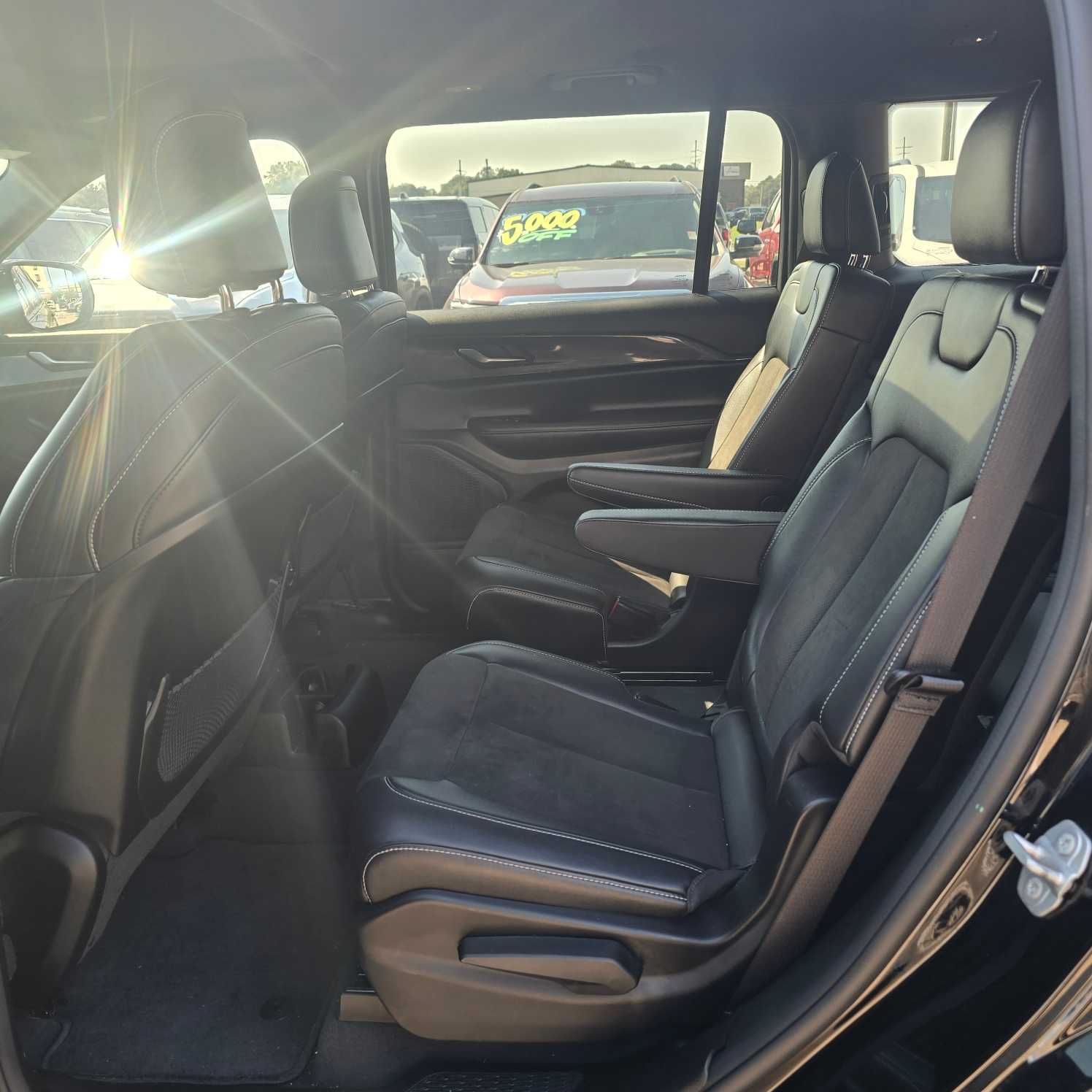 2023 Jeep Grand Cherokee Altitude photo 2