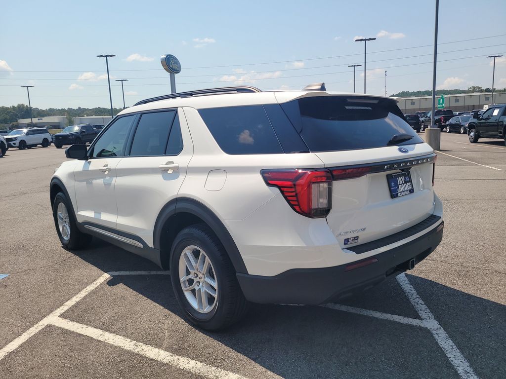 2025 Ford Explorer photo 4
