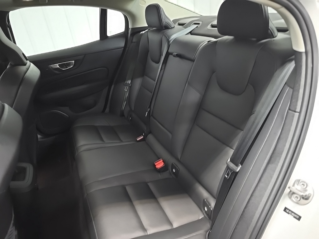 2024 Volvo S60 B5 Plus photo 32