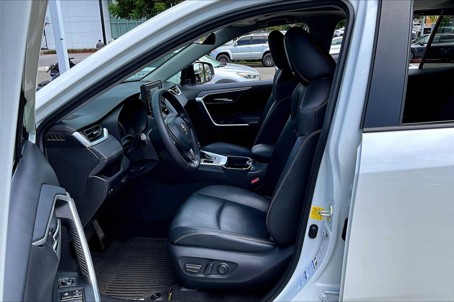 2021 Toyota RAV4 XLE Premium photo 7