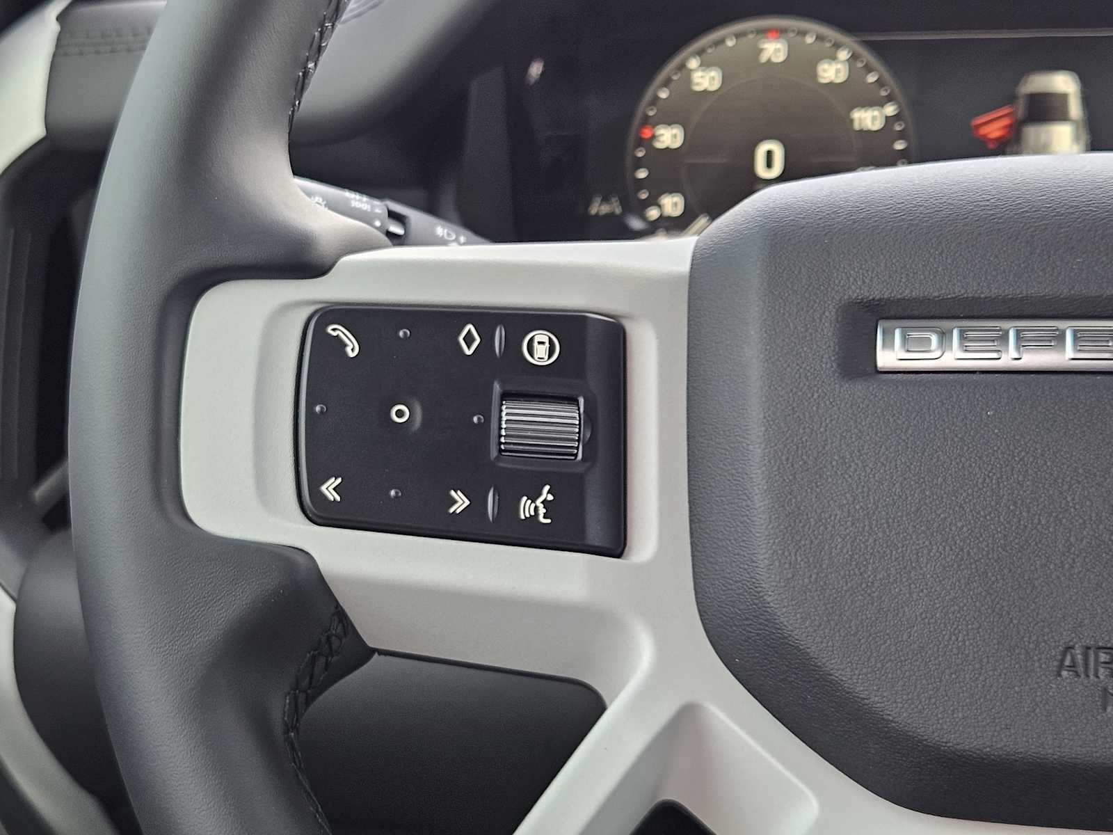 2025 Land Rover Defender 110 X-Dynamic SE photo 26