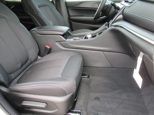 2025 Jeep Grand Cherokee Laredo photo 10