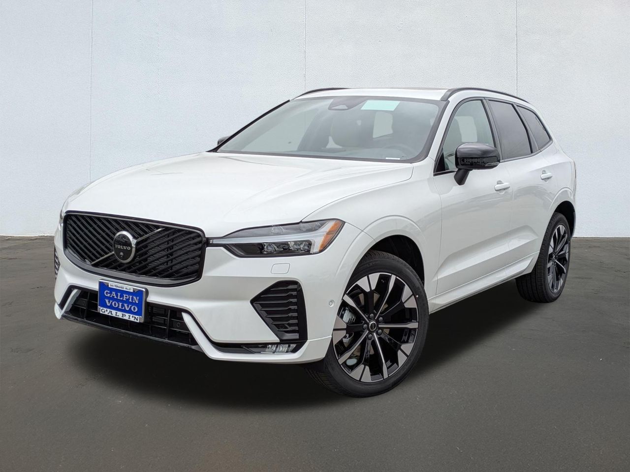 2026 Volvo XC60 Plus's photo