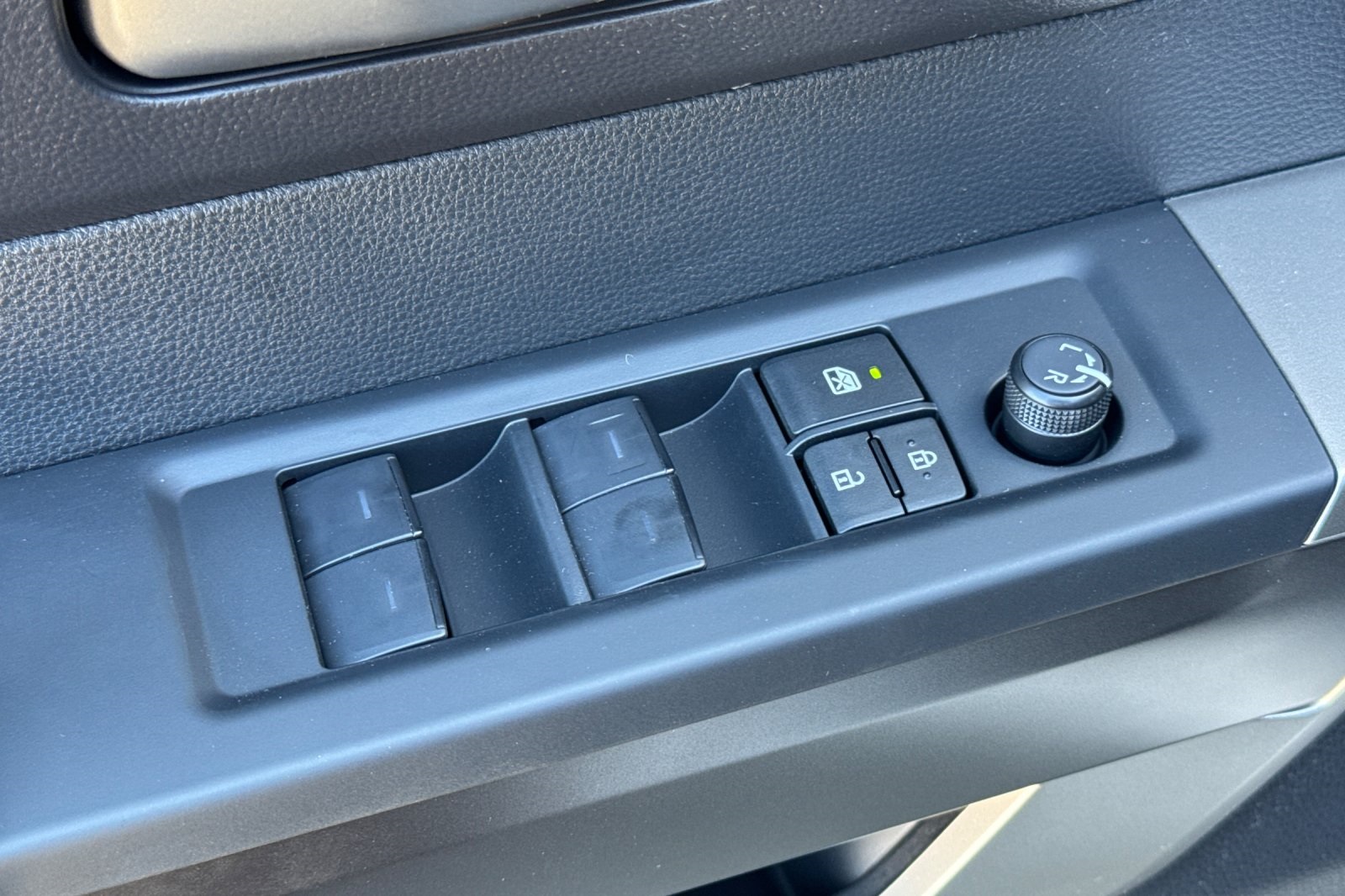 2025 Toyota Tundra SR5 CrewMax photo 13